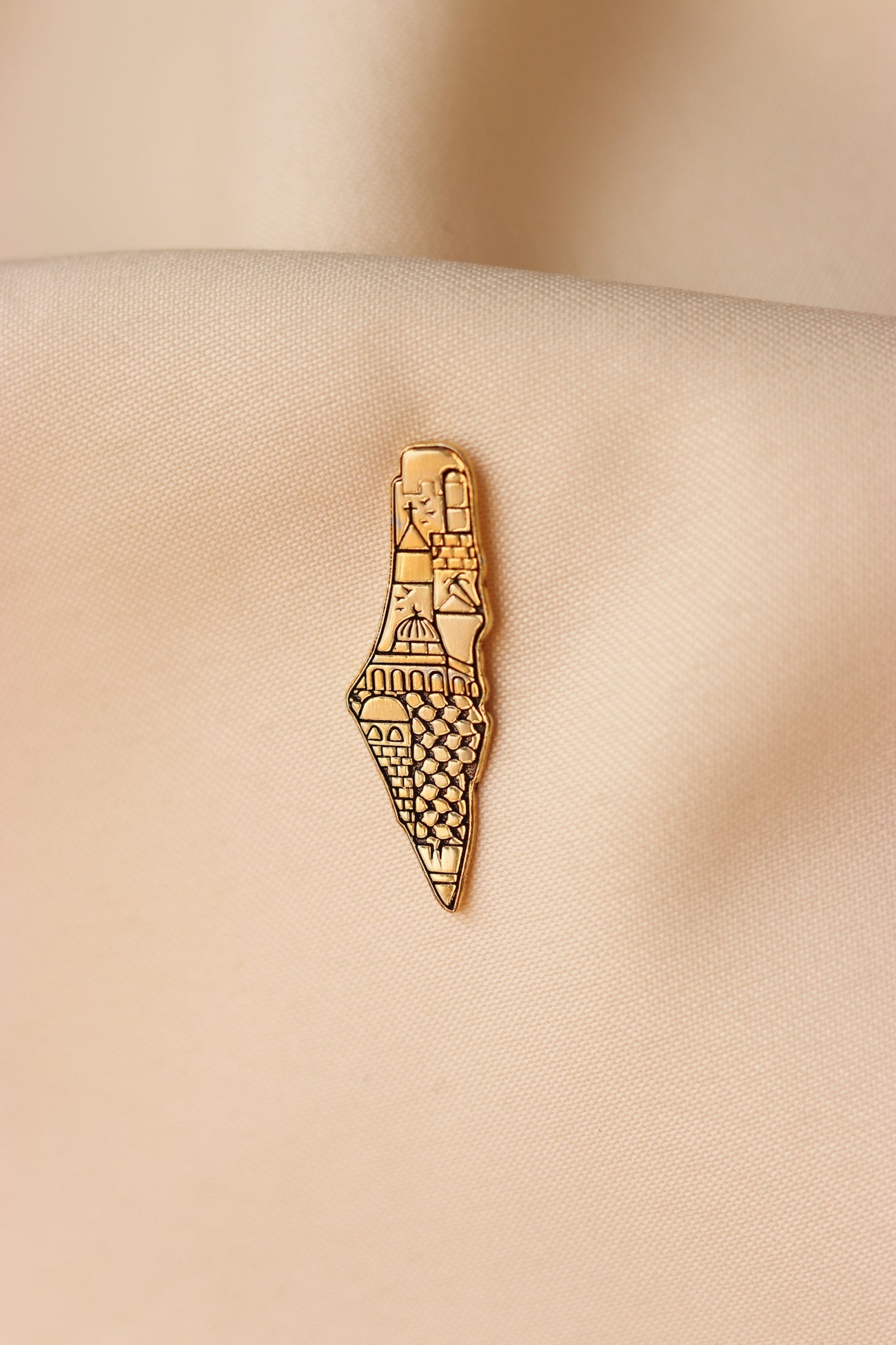 TCB-Pin(Palestine map with old city and Hatta pattern engraved inside)Gold