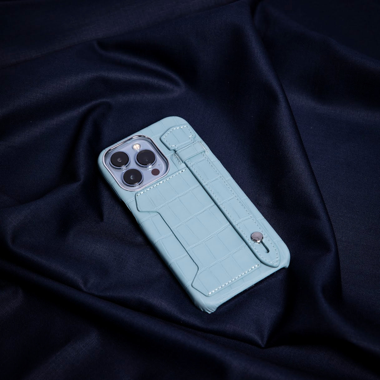 GLANCES: Phone case-embossed crocodile baby blue